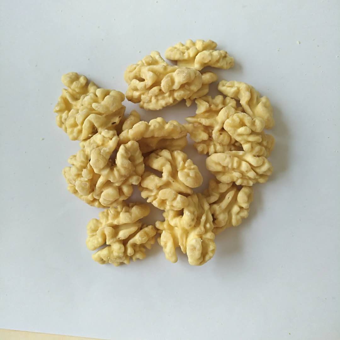 Blanched walnut kernels